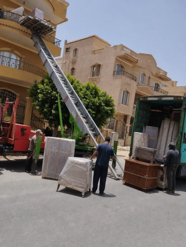 ونش رفع أثاث أمام مبنى سكني